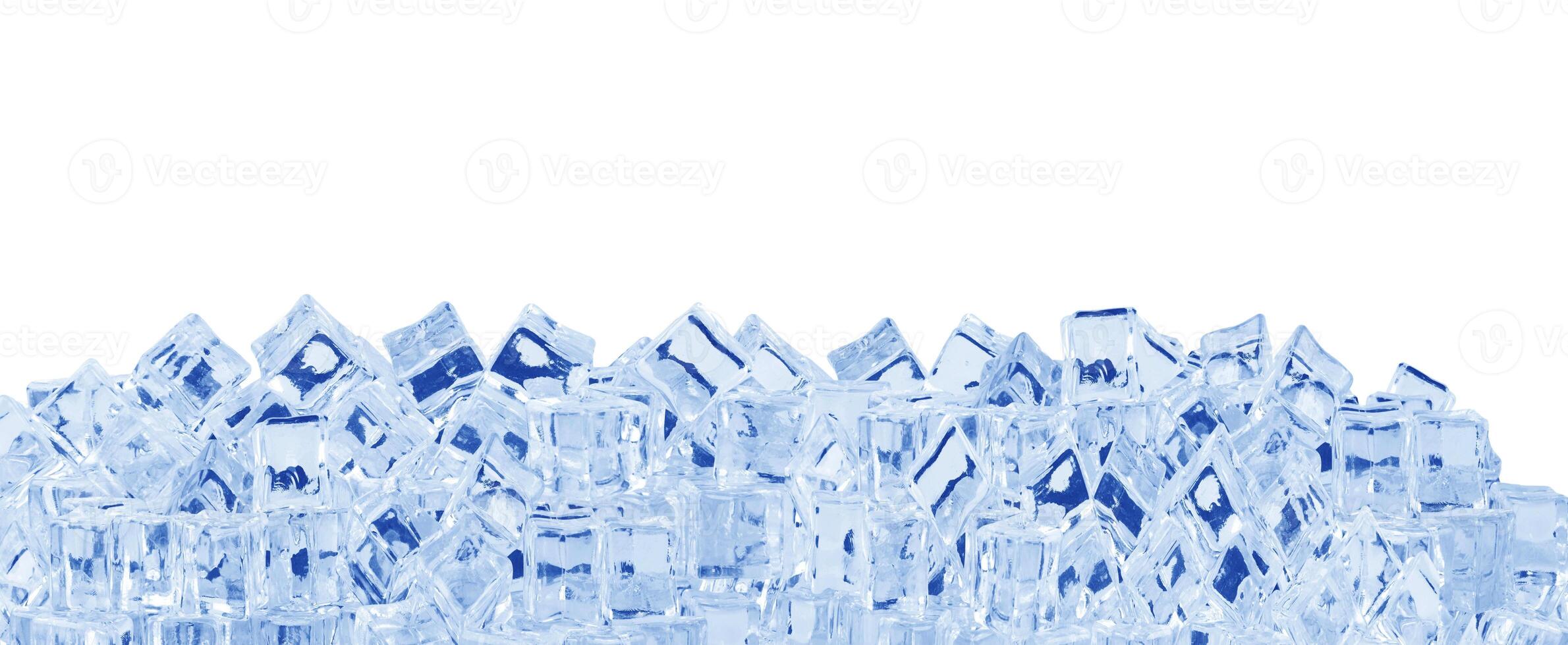 hielo cubitos en blanco foto