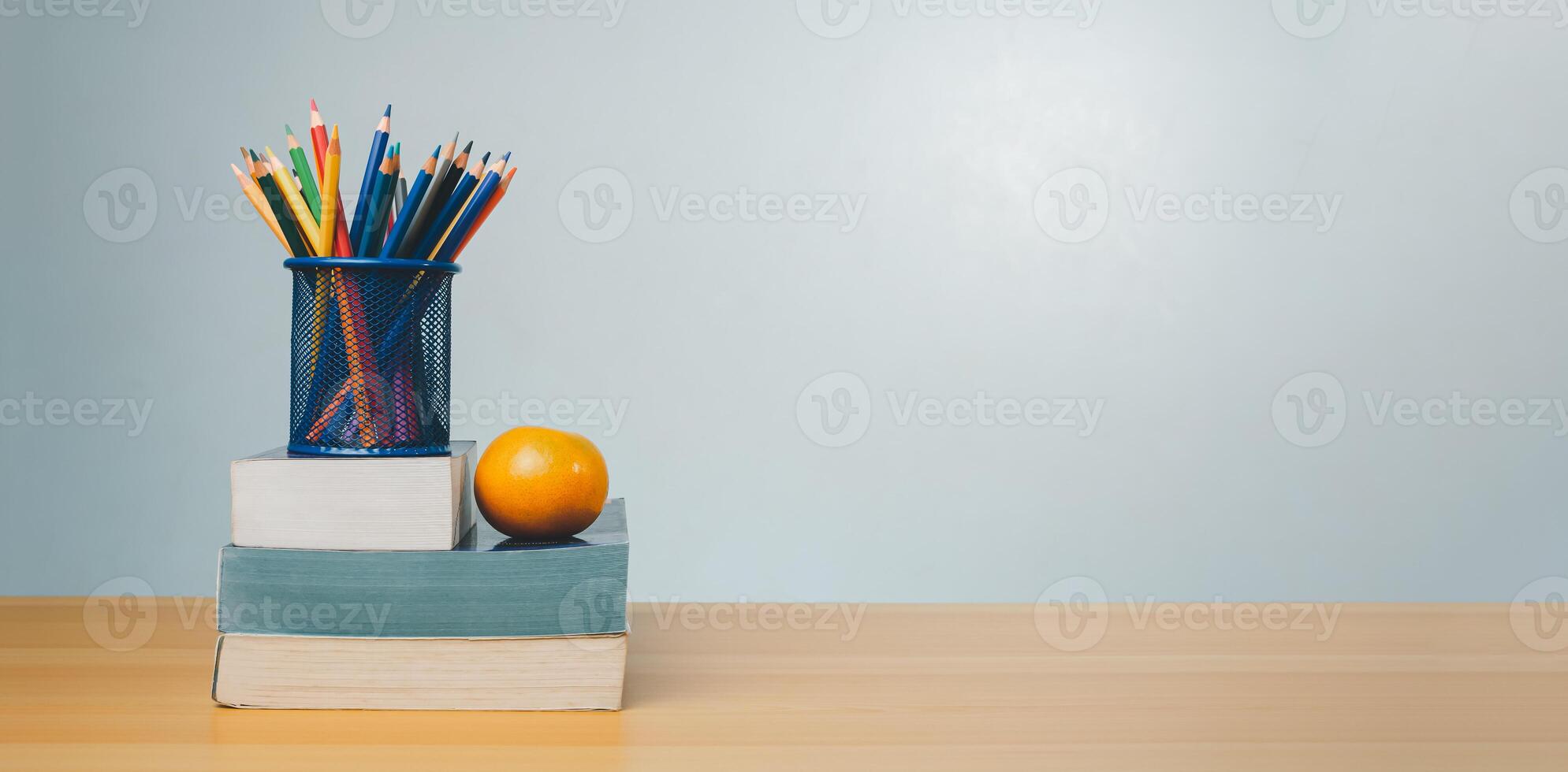 apilar de vistoso libros de texto y un vaso de brillante lapices en un blanco fondo, concepto de educación, capacitación, colegio herramientas, espacio de trabajo, Copiar espacio, bandera diseño educación concepto antecedentes. foto