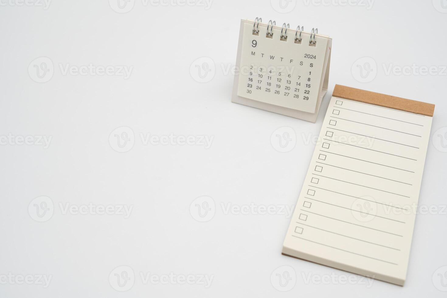 vacío cheque lista para texto con caja y sencillo escritorio calendario para septiembre 2024. blanco a hacer lista para texto en sep. Copiar espacio. foto