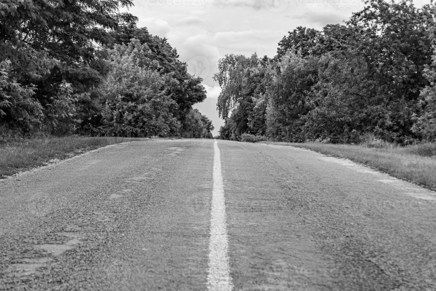 hermosa vacío asfalto la carretera en campo en ligero antecedentes foto