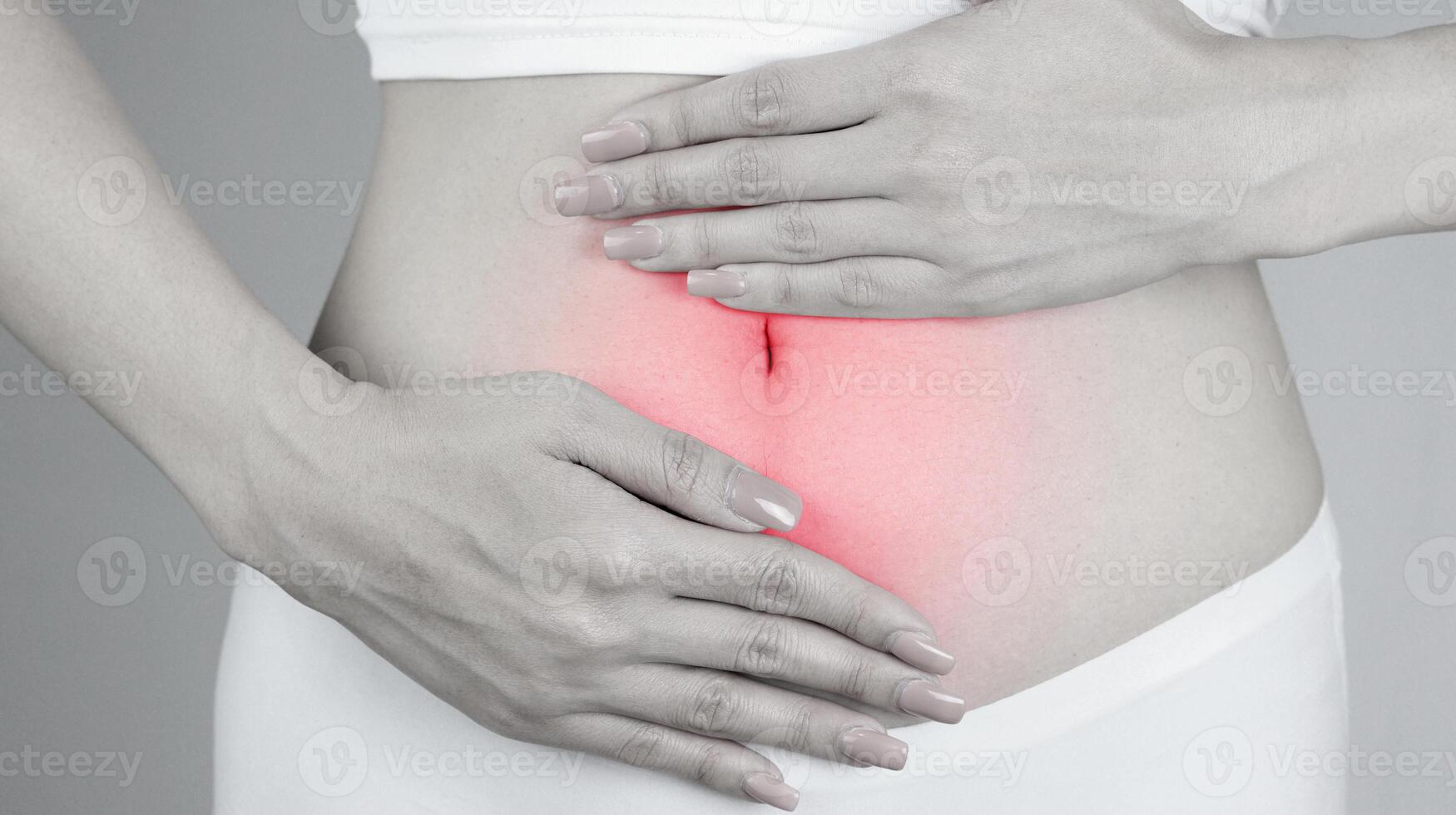 estómago dolor, y diarrea. mujer mano participación el lesionado zona de abdomen. concepto de De las mujeres salud cuidado a evitar gastritis, enteritis, y menstrual irregularidades foto