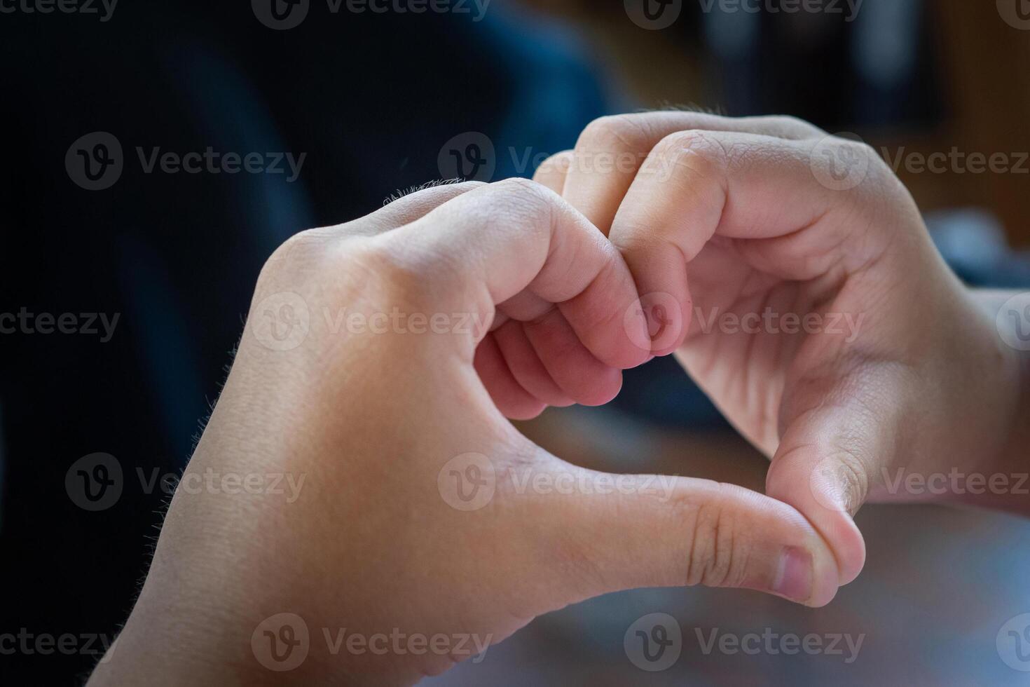 de cerca foto de manos un niño haciendo dedos demostración como un corazón símbolo a decir ese yo amor tú. San Valentín día concepto