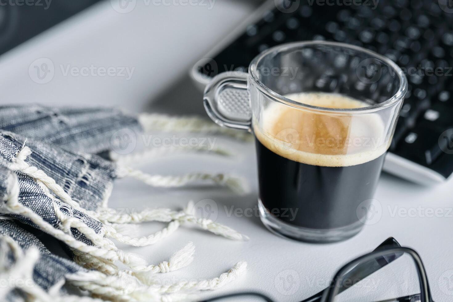 el trabajo día empieza con un taza de negro café foto