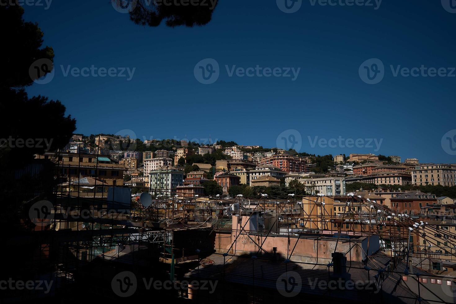 techos de casas en Génova con un ver de el mar en un soleado día foto