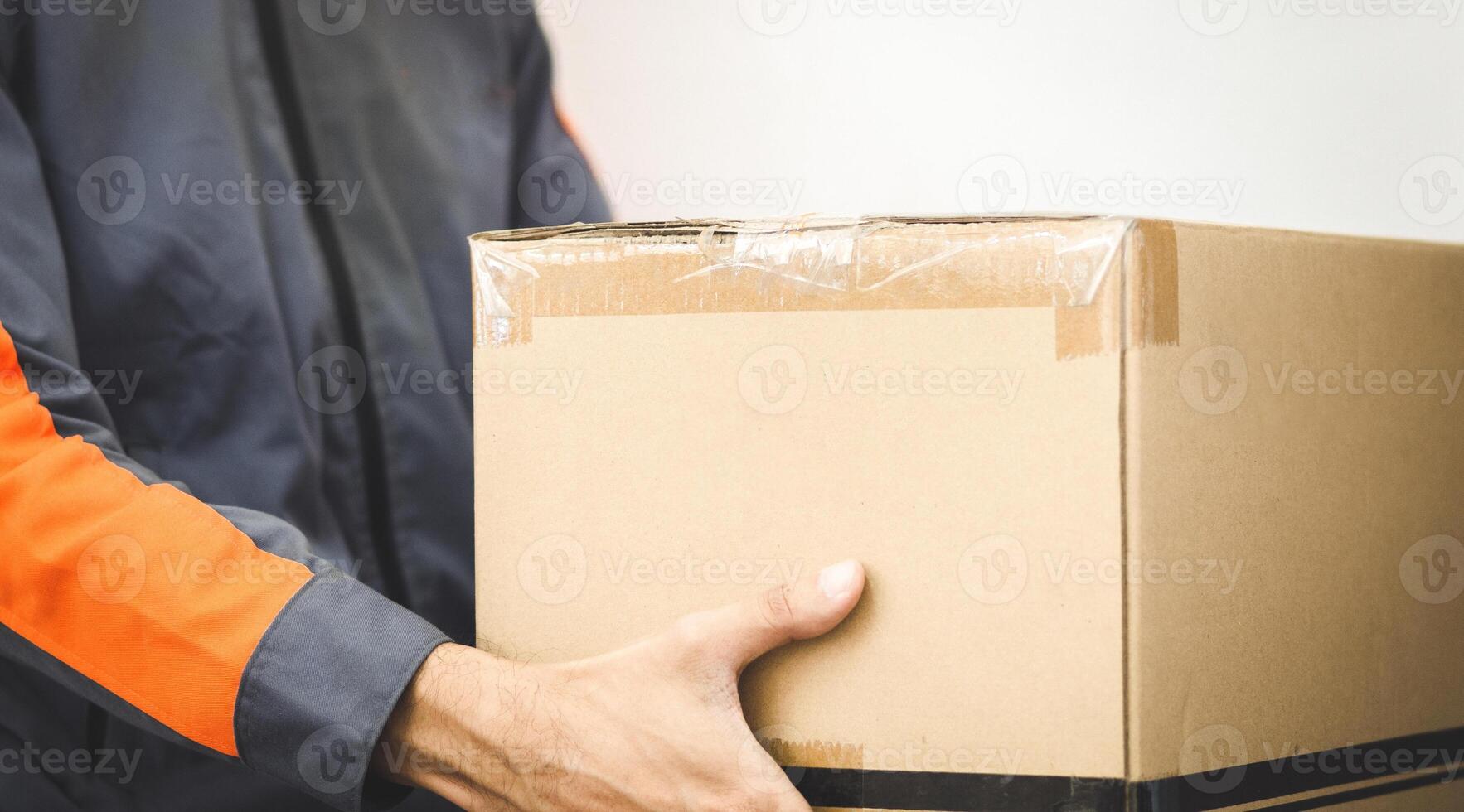 The work of parcel delivery personnel photo