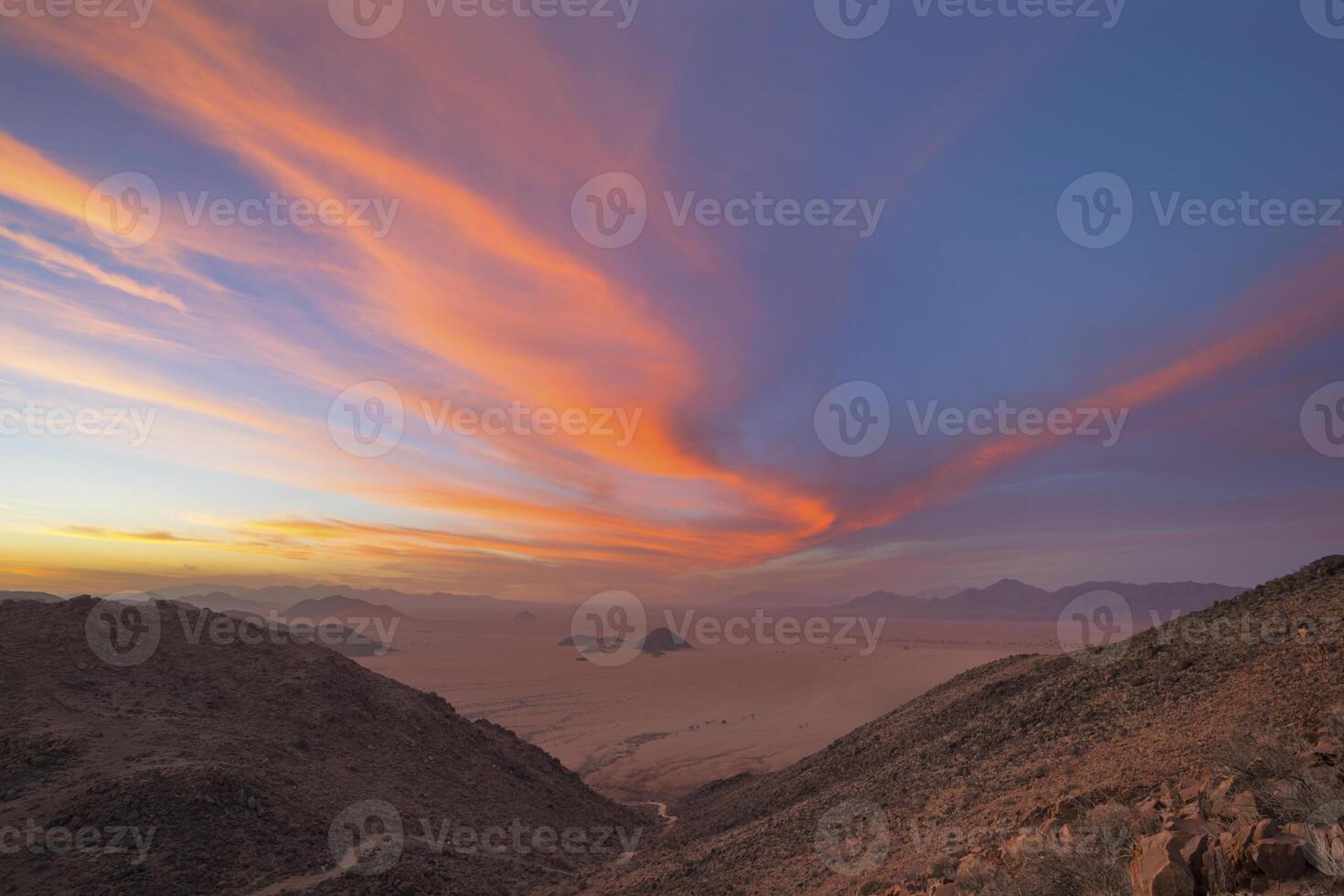 rosado de colores viento barrido nubes a puesta de sol foto