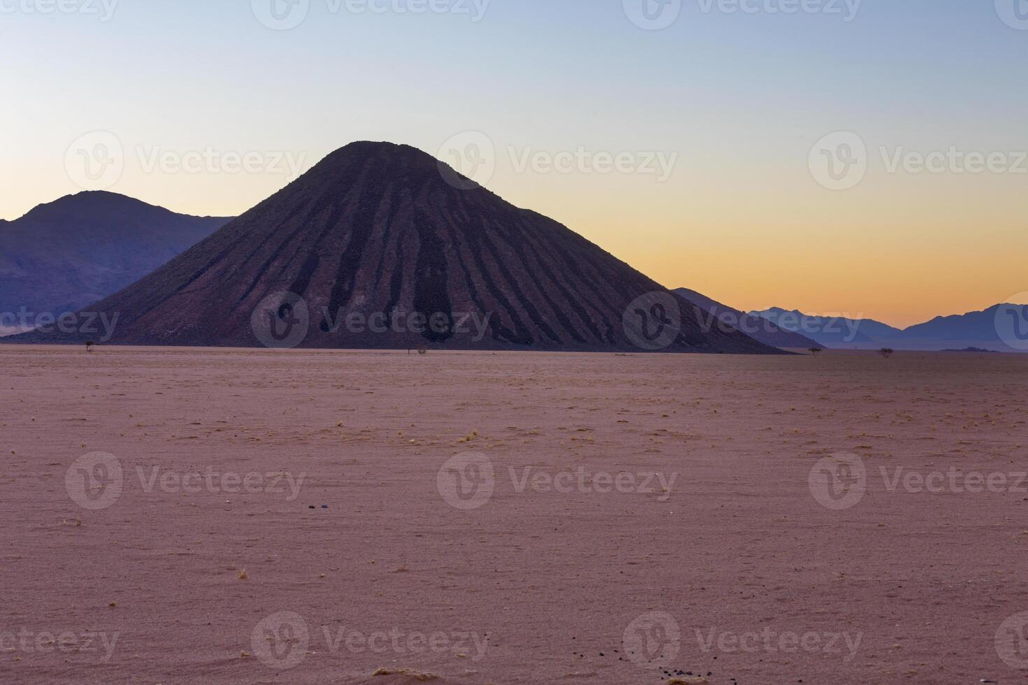 chocolate montaña a puesta de sol foto