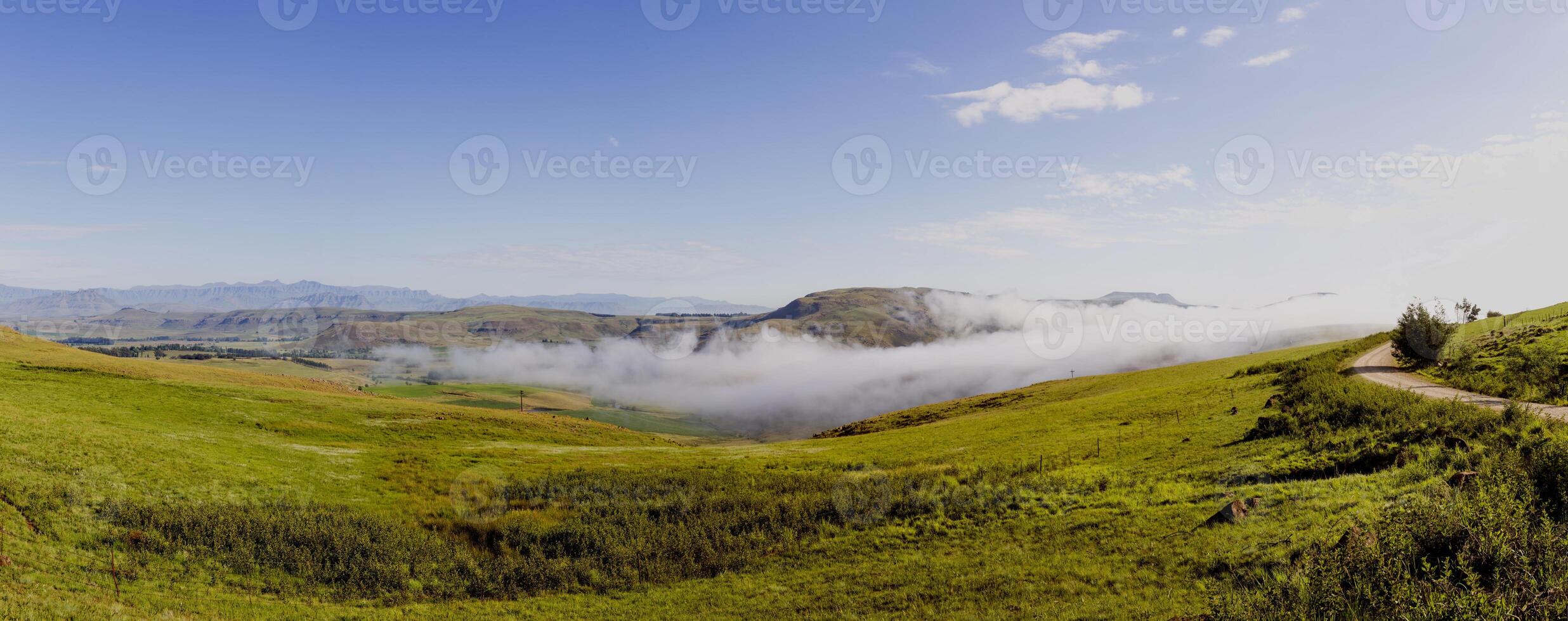 niebla nubes en el temprano Mañana foto