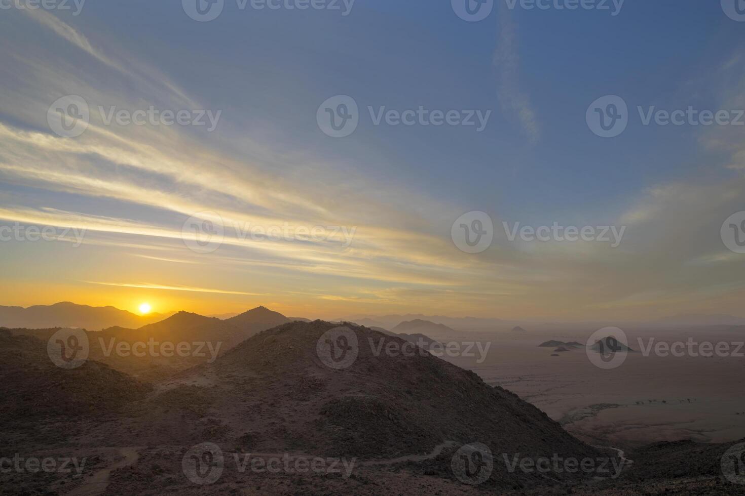 dorado puesta de sol con Delgado viento barrido nubes foto