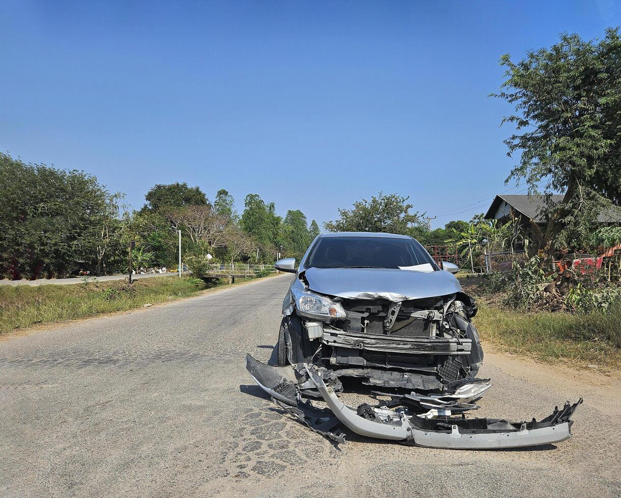 bronce, gris o gris coche rompió o accidente y choque con 6 6 rueda camión con remolque en calle o la carretera. dañado o lesionado en frente parachoque y coche radiador. roto y seguro de vehículo concepto. foto