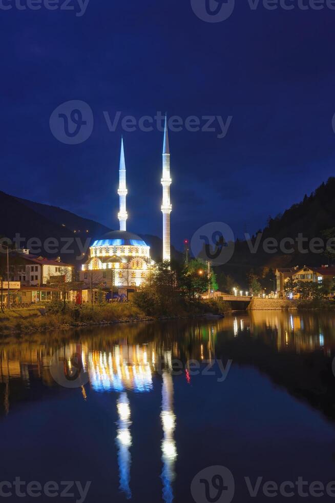 uzungol mezquita reflejando en el lago a atardecer, trebisonda, Turquía foto