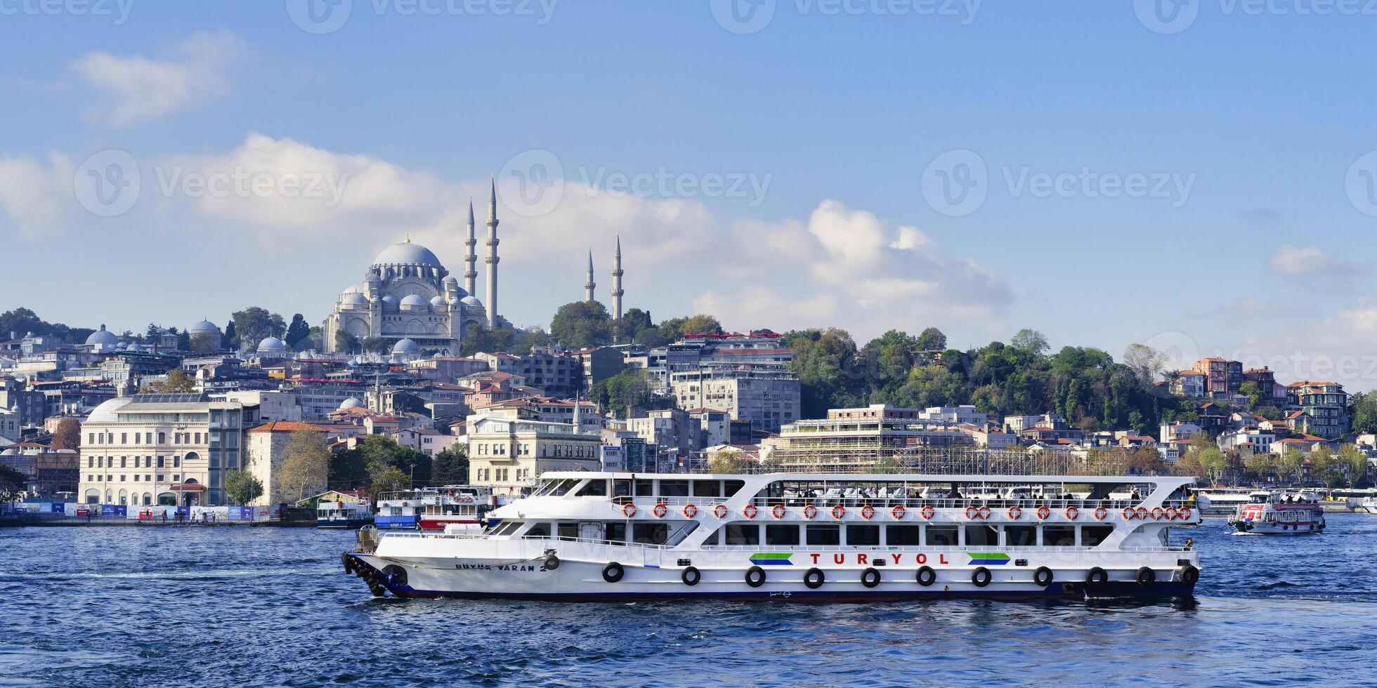 turista barco navegando en el dorado cuerno en frente de el suleymaniye mezquita, Estanbul, Turquía foto