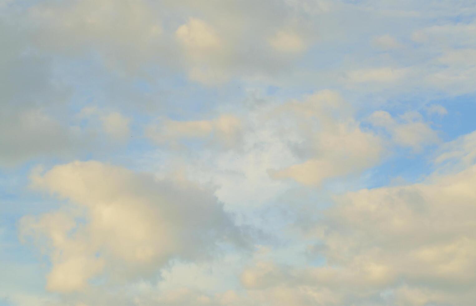 un cielo azul nublado con muchas nubes pequeñas que bloquean el sol foto