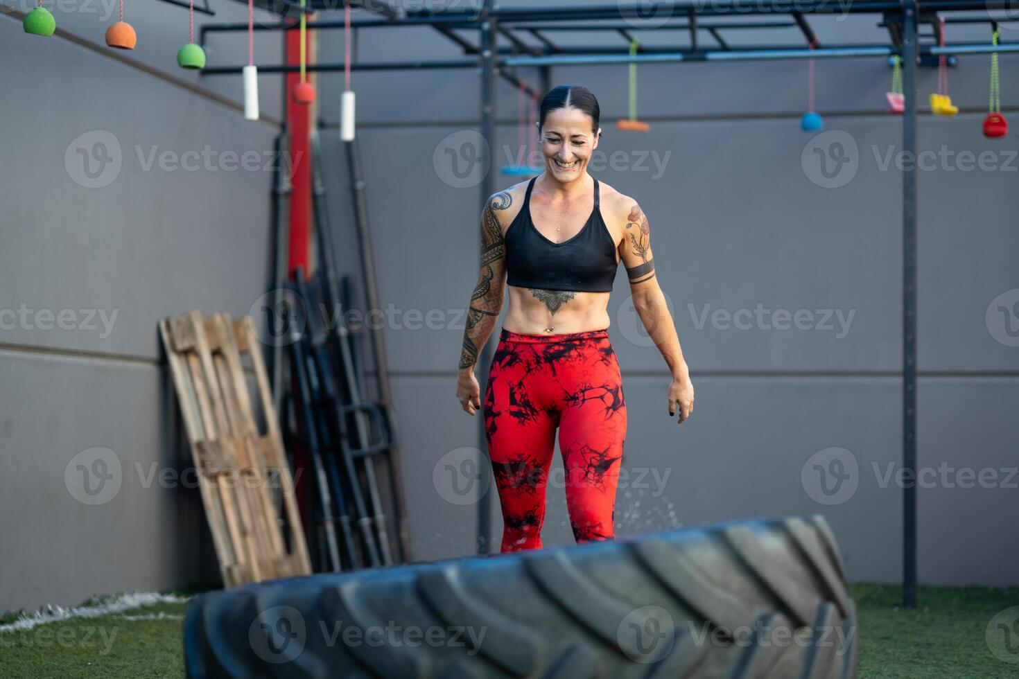 contento fuerte mujer orgulloso mientras trabajando fuera en el gimnasio foto