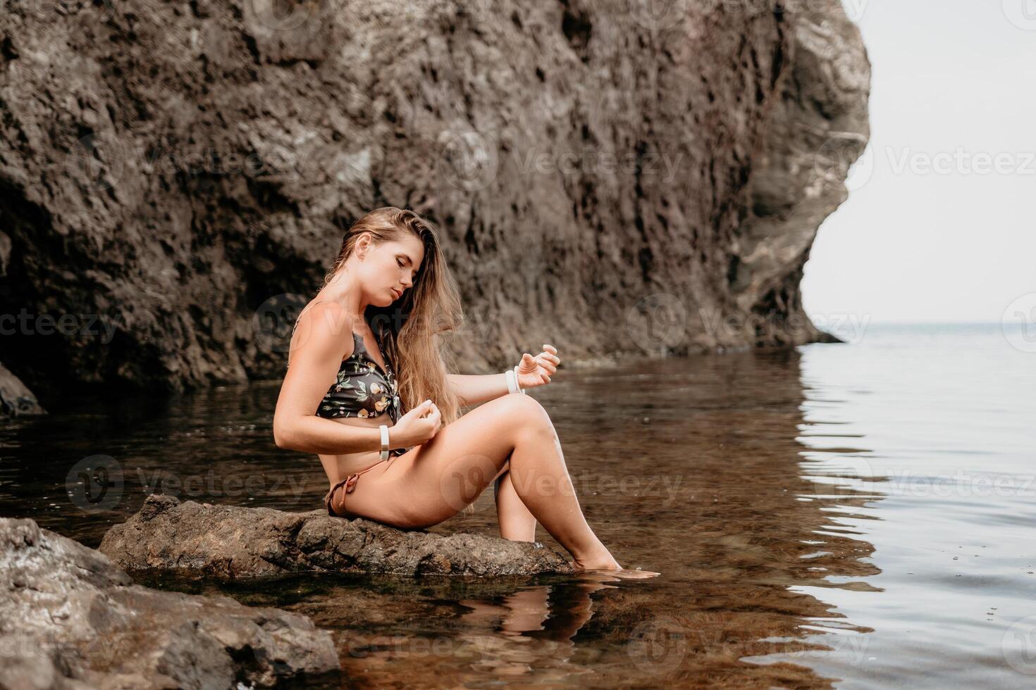 mujer viaje mar. contento turista disfrutar tomando imagen al aire libre para recuerdos. mujer viajero nadar en el mar bahía con montañas, compartiendo viaje aventuras viaje foto