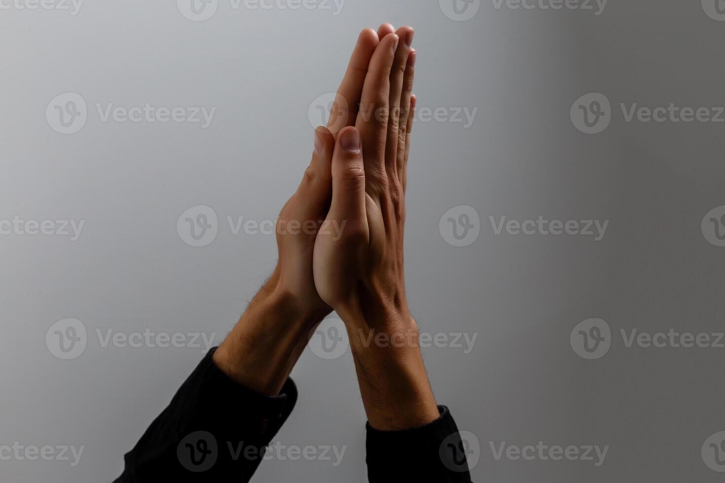 hombre orar para alguna cosa terminado el negro antecedentes foto