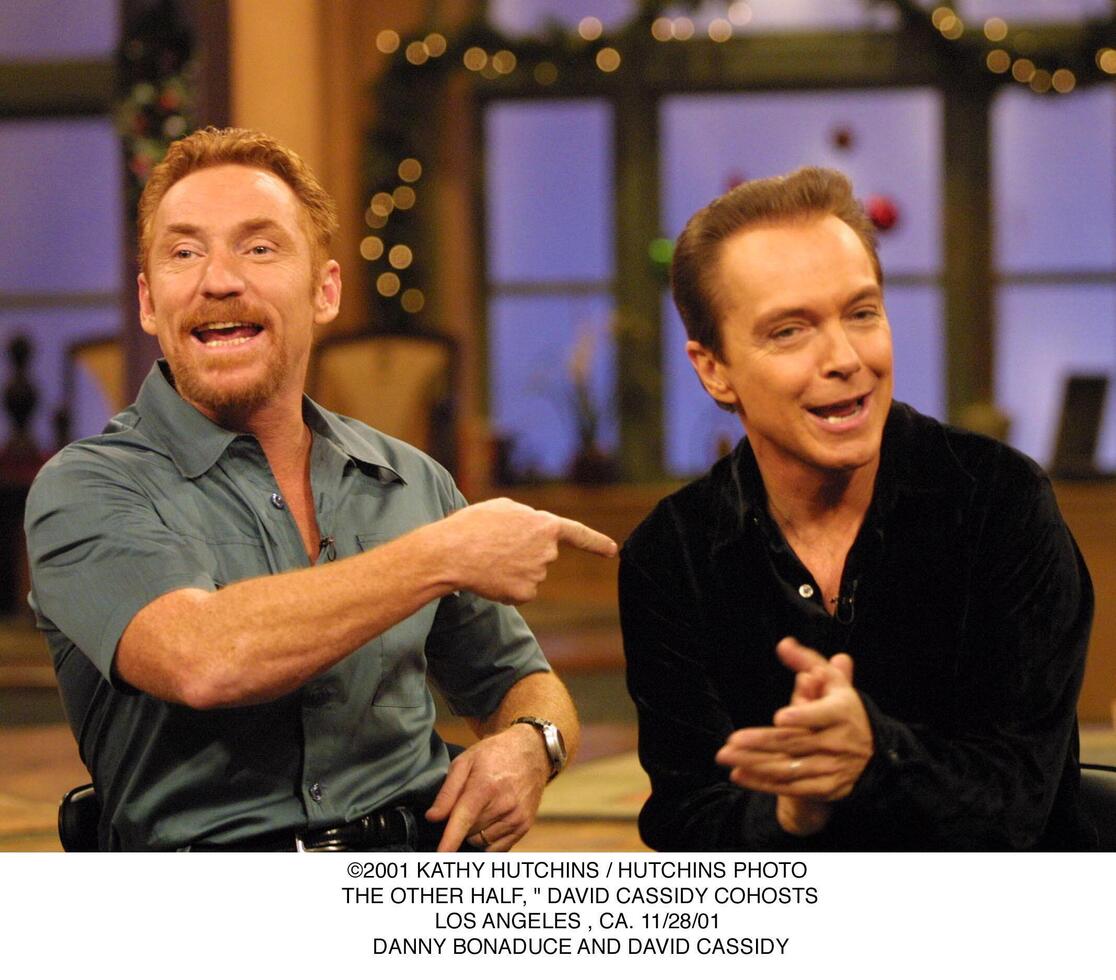 2001 . el otro medio, david cassidy cohosts.los ángeles, California. 112801. danny buenaduce y david cassidy foto