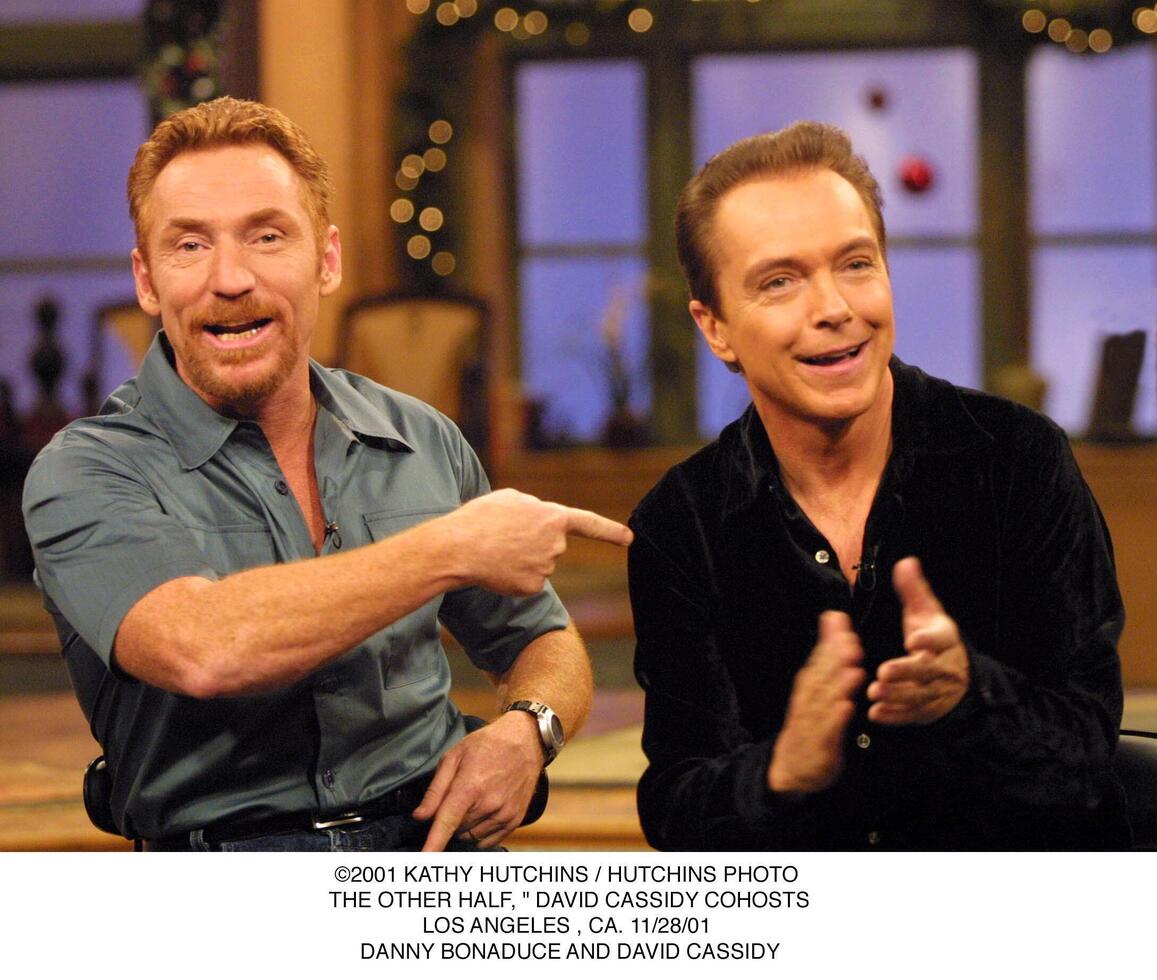 2001 . el otro medio, david cassidy cohosts.los ángeles, California. 112801. danny buenaduce y david cassidy foto