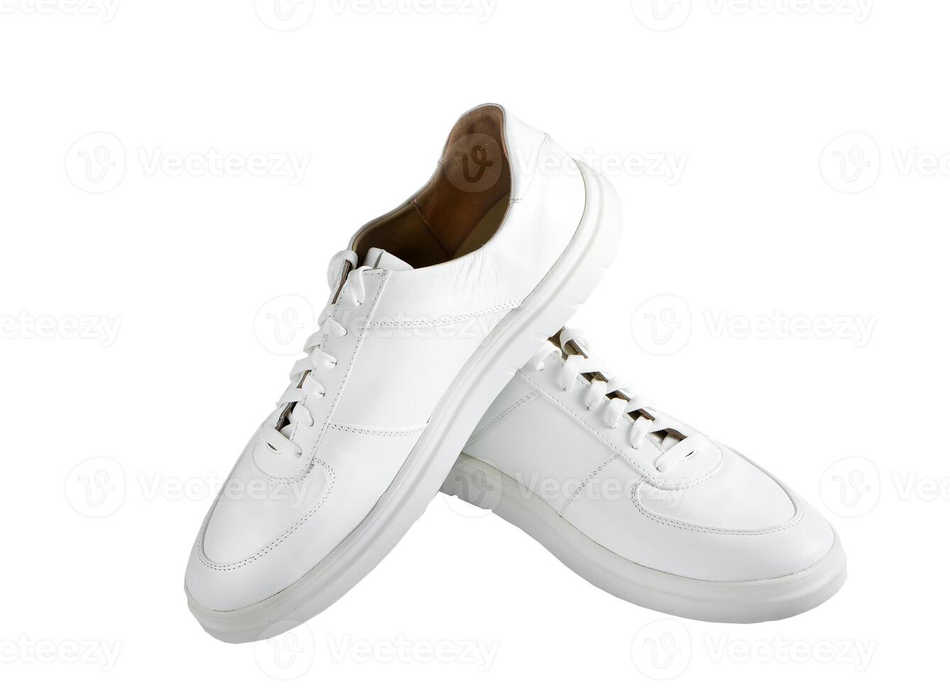 blanco zapatillas aislado en blanco antecedentes. cómodo, recorrido bajo Deportes zapatos. unisexo casual estilo. un par de clásico zapatillas. Toda la temporada cuero zapato tendencia. zapatilla de deporte con blanco cordones foto