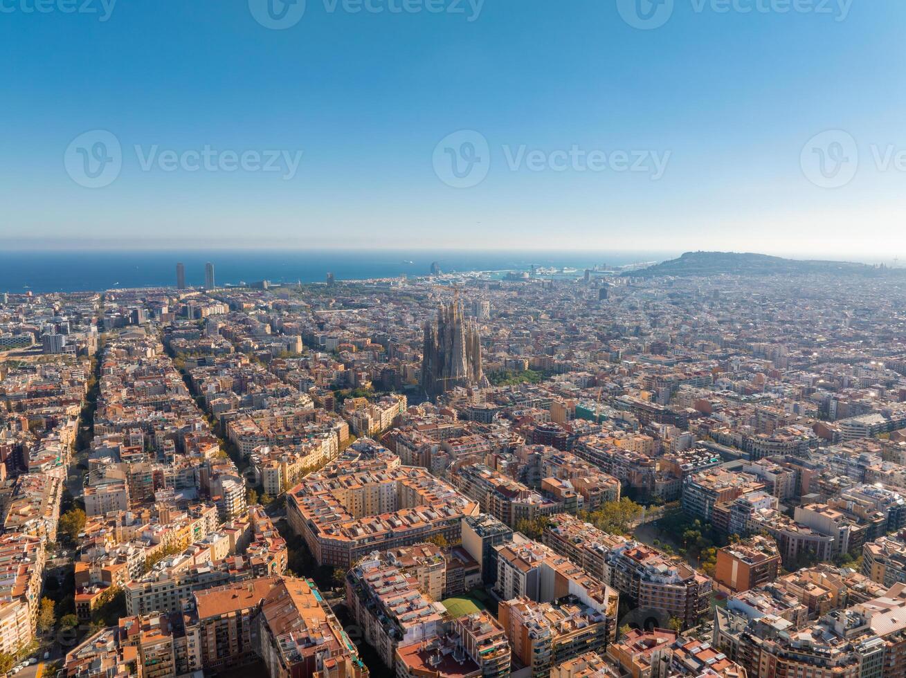 aéreo ver de Barcelona ciudad horizonte a puesta de sol. foto