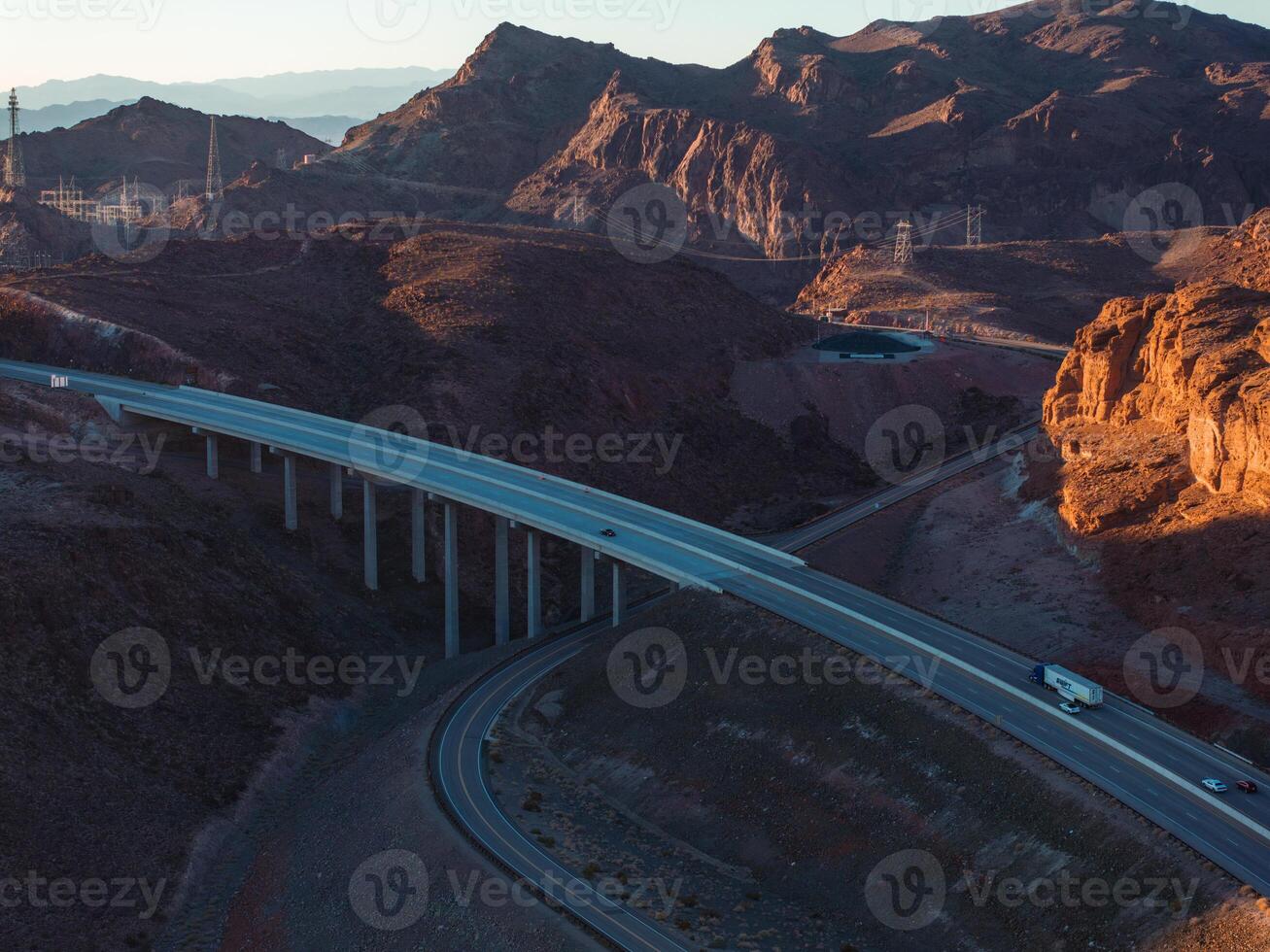 aspiradora represa en el Colorado río a horcajadas Nevada y Arizona a amanecer desde arriba. foto