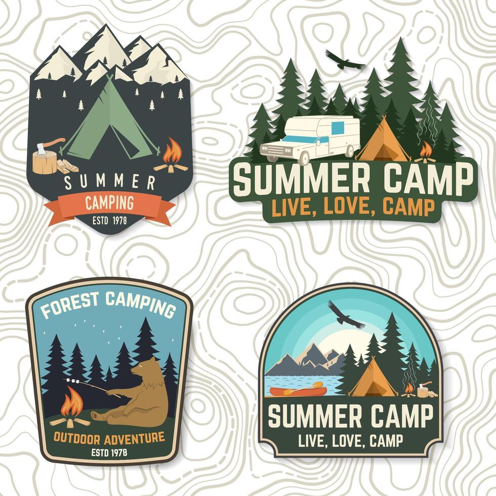 conjunto de verano acampar parches vector concepto para camisa o logo, imprimir, estampilla, parche o tee. Clásico tipografía diseño con oso con malvavisco, hoguera, cámping carpa, bosque, montaña silueta