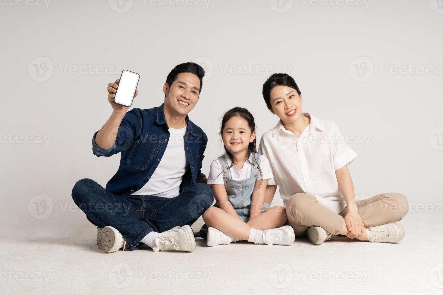 asiático familia retrato posando en blanco antecedentes foto