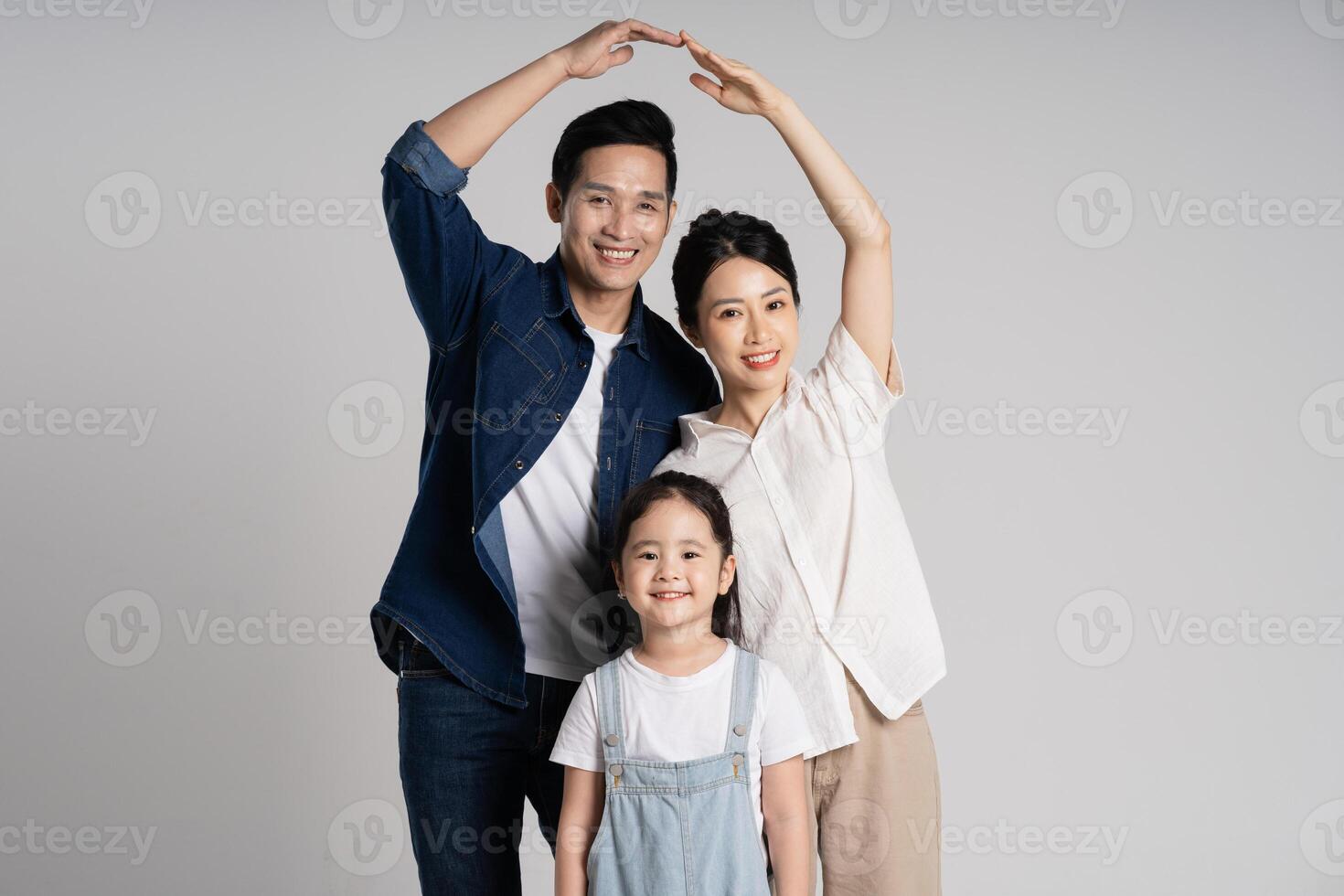 asiático familia retrato posando en blanco antecedentes foto