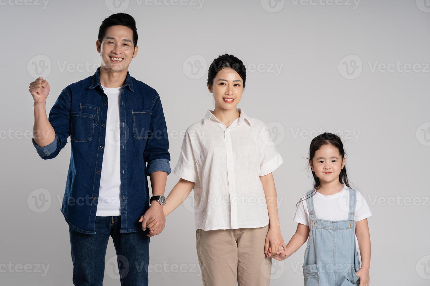 asiático familia retrato posando en blanco antecedentes foto