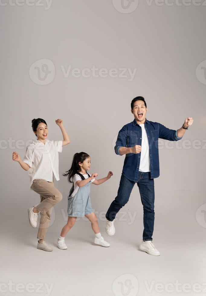 asiático familia retrato posando en blanco antecedentes foto