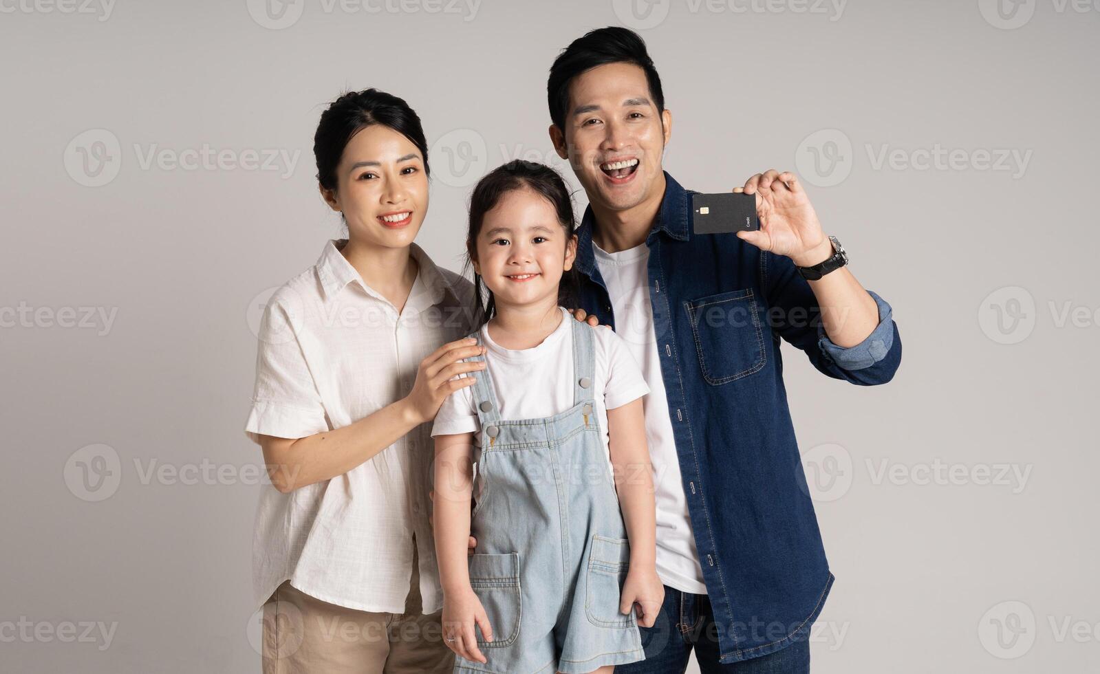 asiático familia retrato posando en blanco antecedentes foto