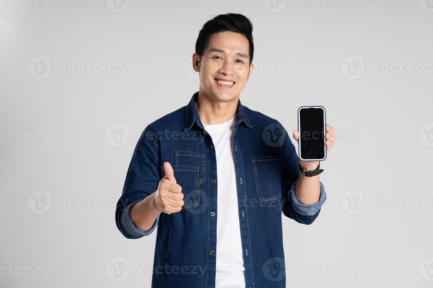 retrato de asiático hombre posando en blanco antecedentes foto