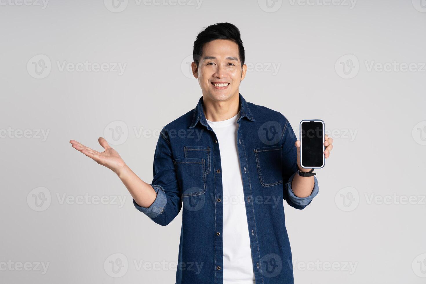 retrato de asiático hombre posando en blanco antecedentes foto