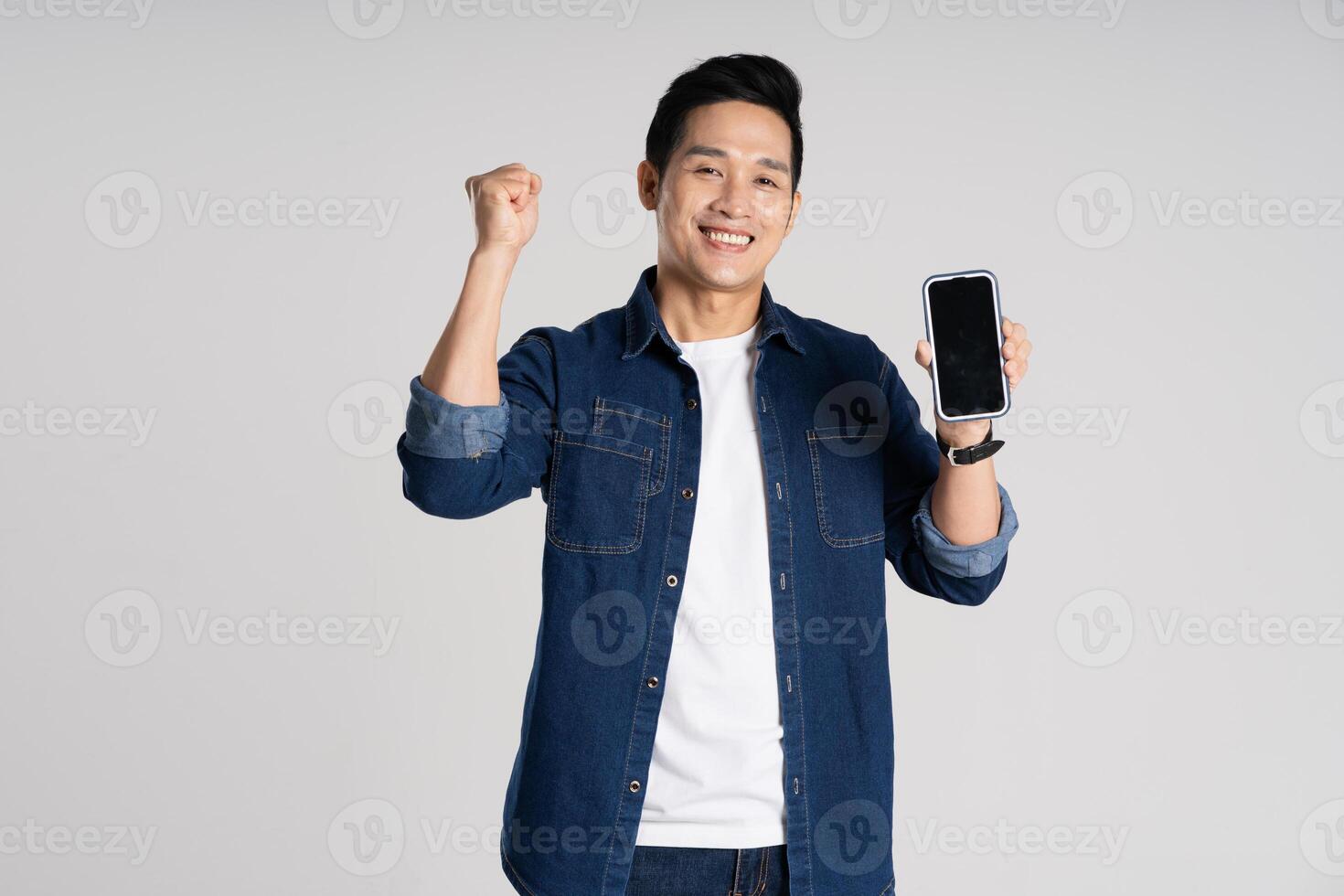 retrato de asiático hombre posando en blanco antecedentes foto