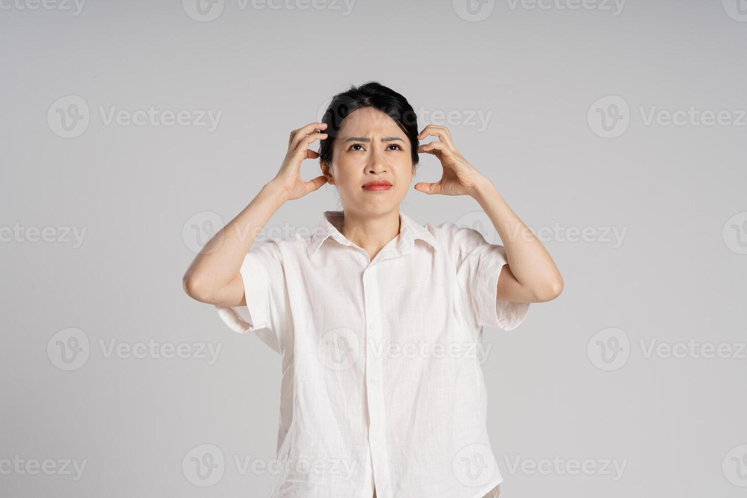 retrato de hermosa asiático mujer posando en blanco antecedentes foto