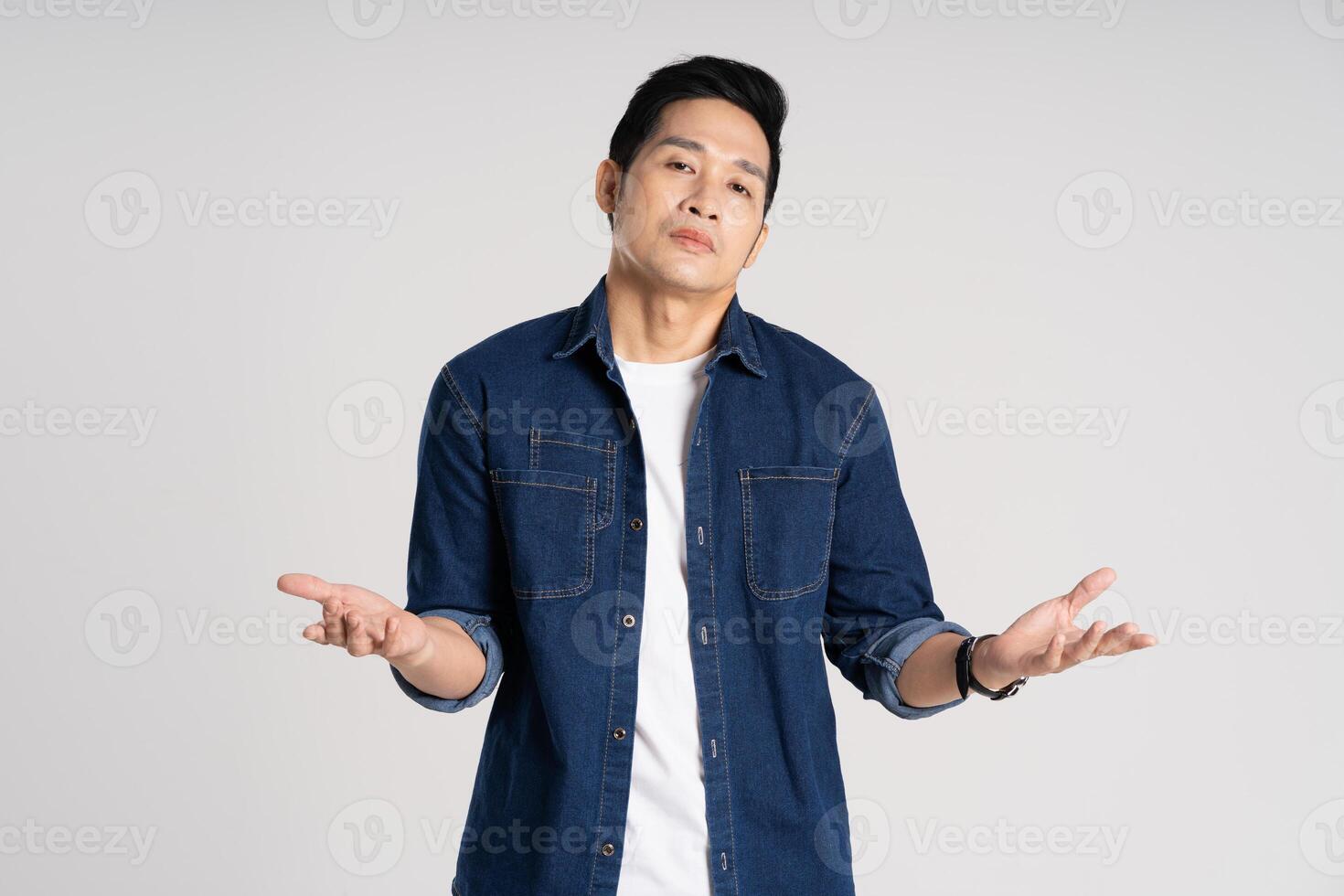 retrato de asiático hombre posando en blanco antecedentes foto