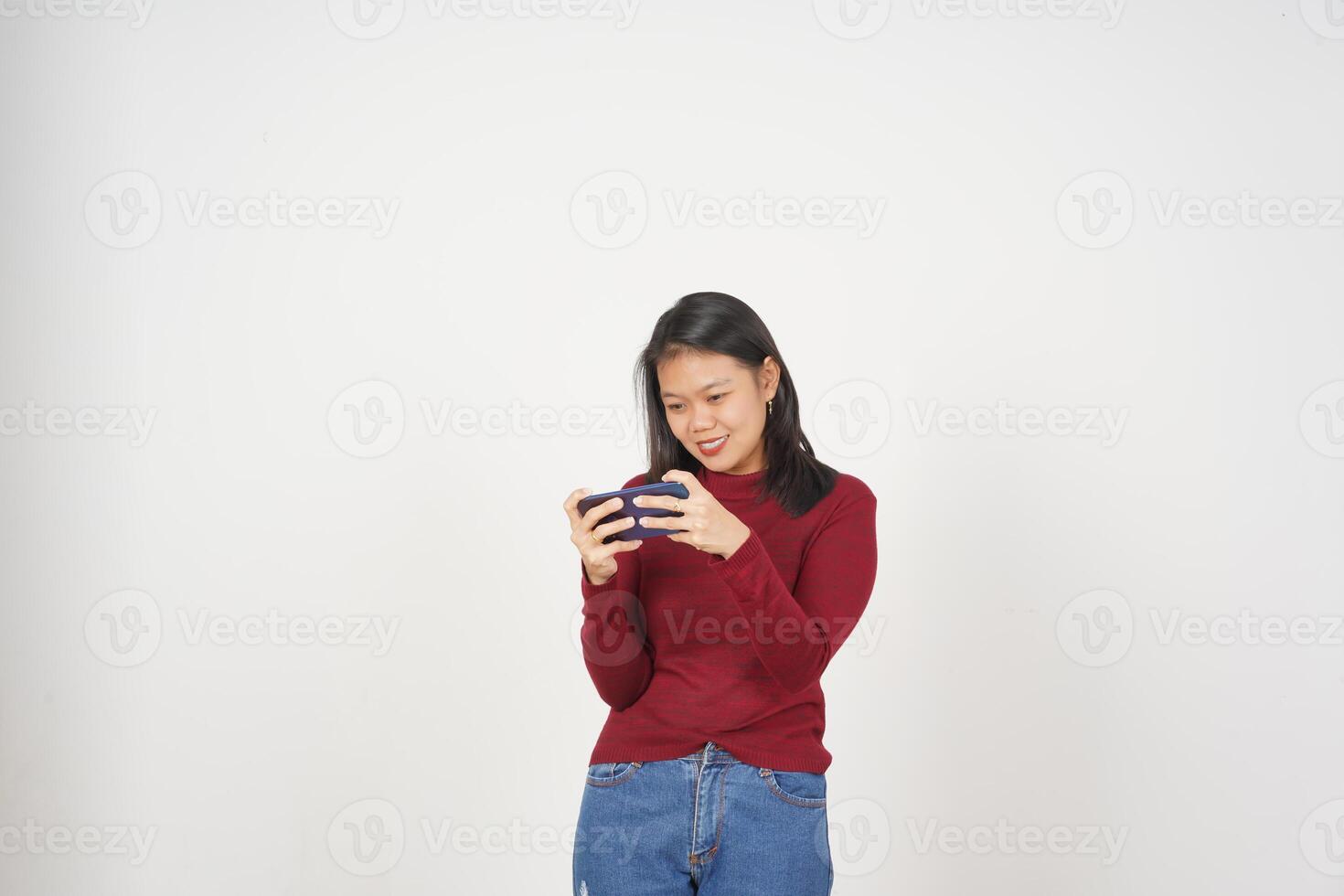 joven asiático mujer en rojo camiseta jugando móvil juego en teléfono inteligente aislado en blanco antecedentes foto
