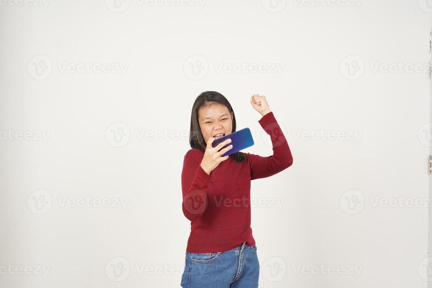 joven asiático mujer en rojo camiseta jugando móvil juego en teléfono inteligente aislado en blanco antecedentes foto