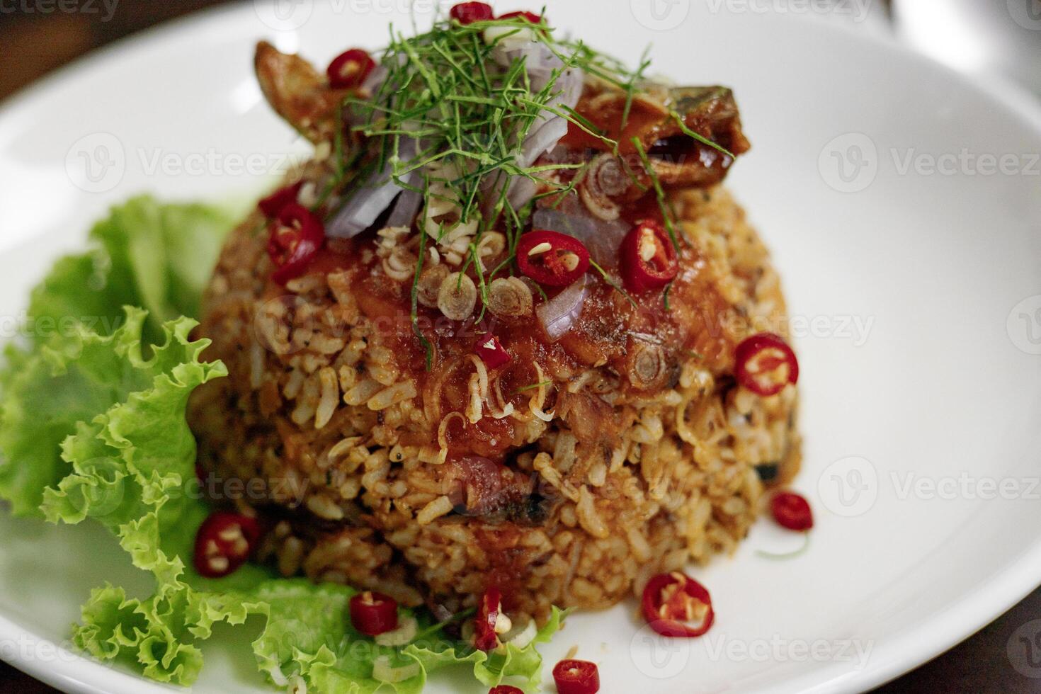 frito arroz con picante Enlatado pescado en tomate salsa foto