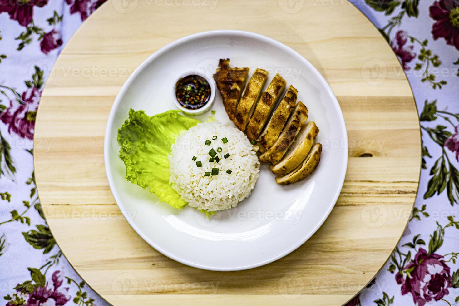 A la parrilla pollo pecho con arroz en el mesa foto