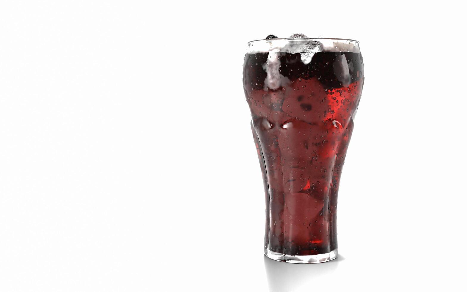 vaso de cola con cubitos de hielo sobre un fondo blanco y reflejo. cola con hielo picado en vaso y hay gotas de agua alrededor. bebida fresca negra fresca. representación 3d foto