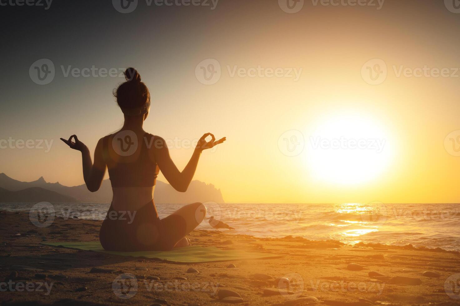 yoga mujer meditando a sereno puesta de sol o amanecer en el playa. el niña relaja en el loto posición. dedos doblada en mudras. foto