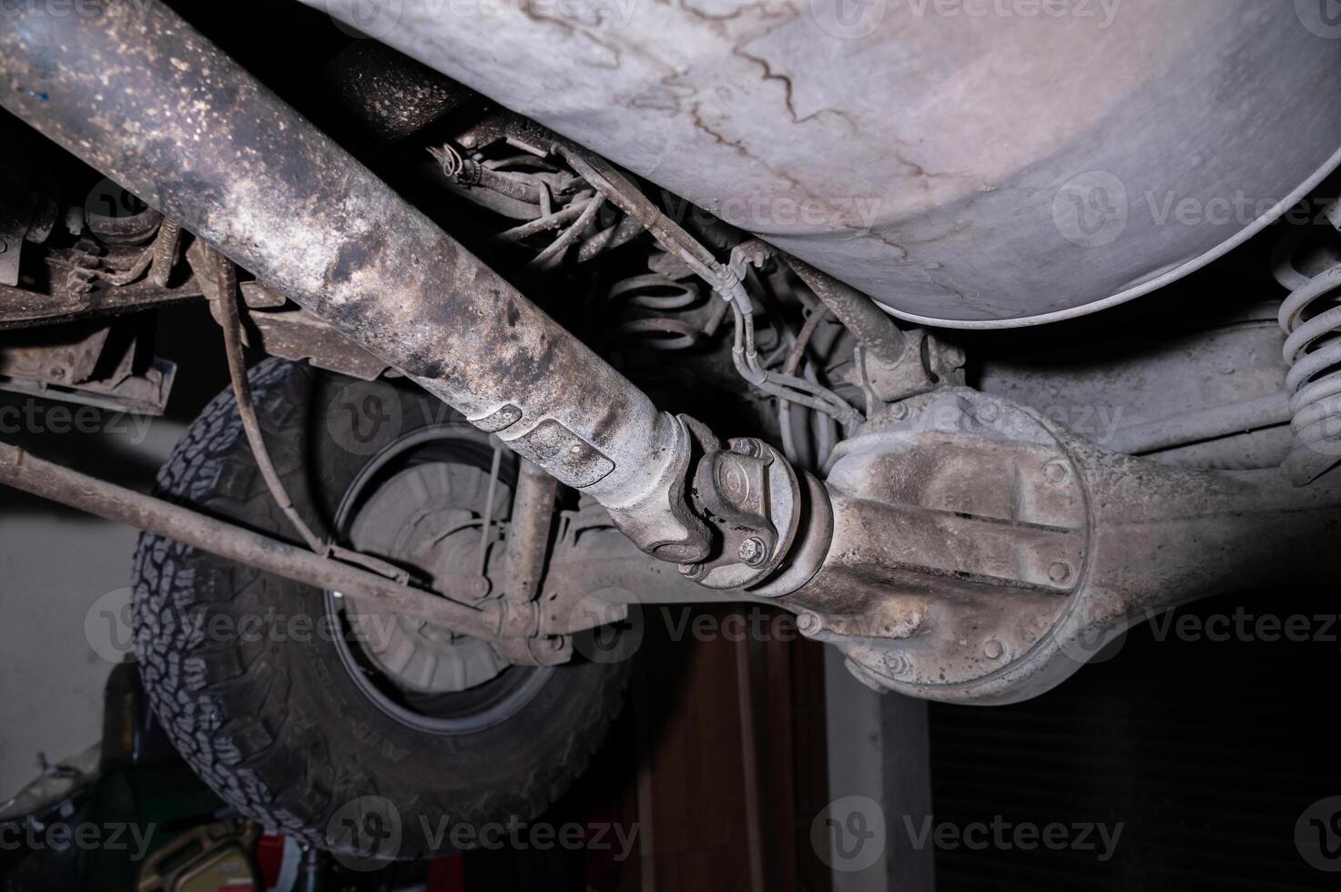 oxido proteccion y reparar de un disco roto en un Servicio centro, de cerca. posterior suspensión de un antiguo coche foto