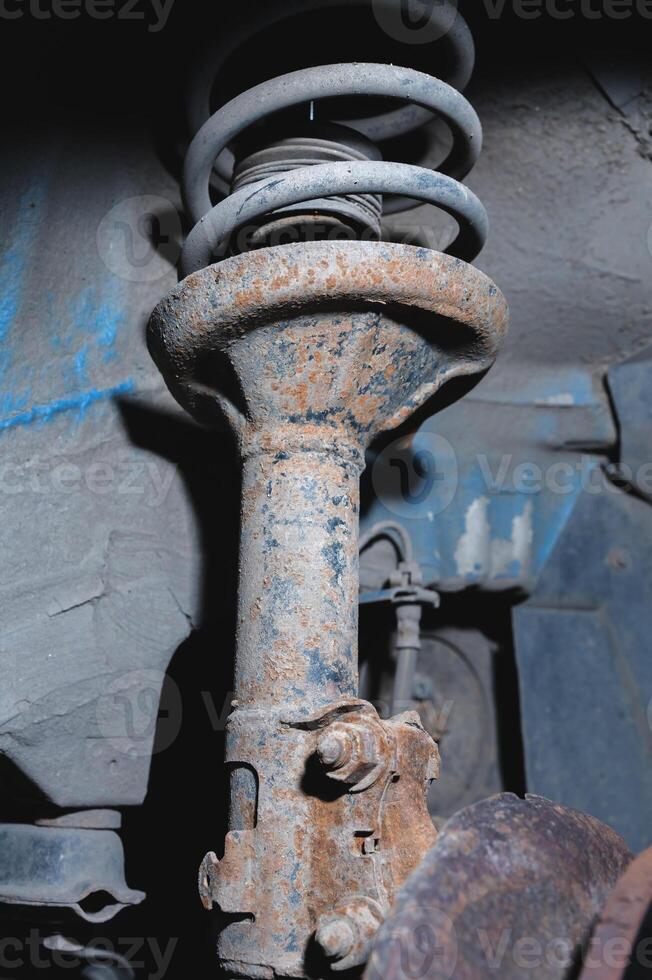 oxido proteccion y reparar de un disco roto en un Servicio centro, de cerca. frente suspensión de un antiguo coche foto