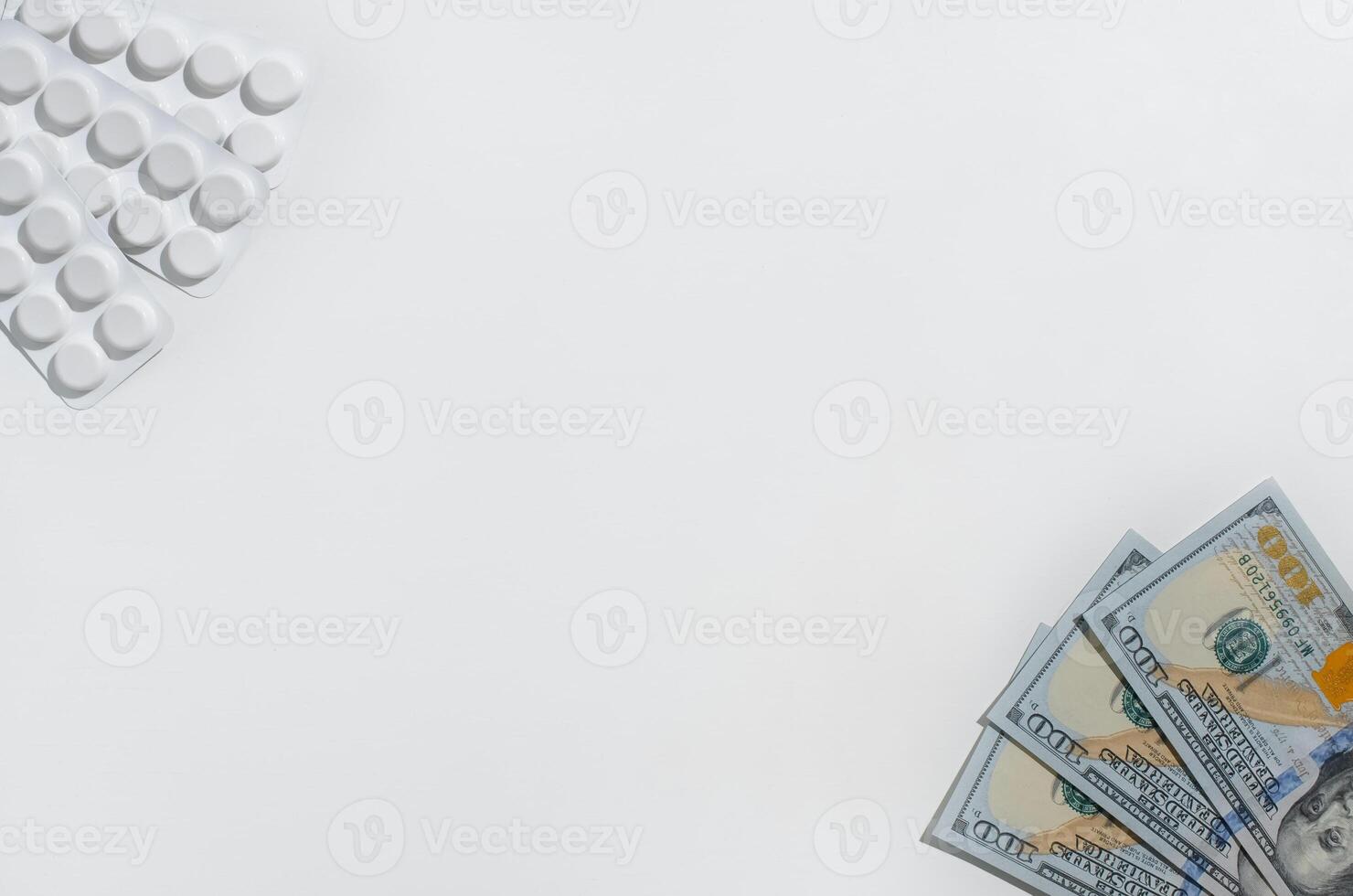 uno cien dólar cuentas y medicamentos acostado en un blanco antecedentes. Copiar espacio. concepto de tratamiento costo, fármaco precio, farmacéutico negocio. foto