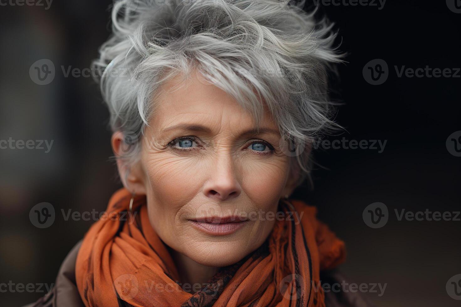 ai generado disparo a la cabeza retrato de arrugado elegante mujer, mayor dama cara con gris pelo corto peinado en ropa de calle foto