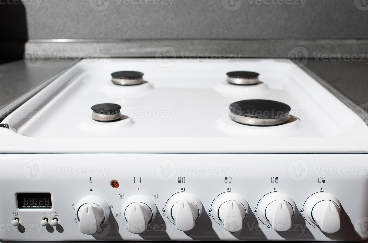 limpiar blanco superficie de gas cocina. gas panel después limpieza foto
