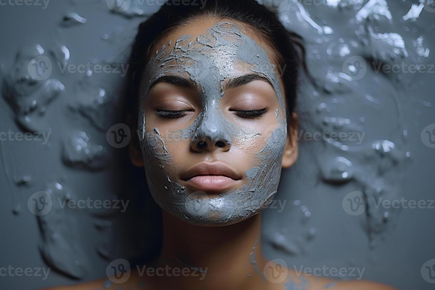 ai generado De las mujeres cosmetología, piel cuidado, spa concepto. parte superior ver de un hermosa mujer modelo con cerrado ojos con maquillaje en su cara acostado en un líquido bañera foto