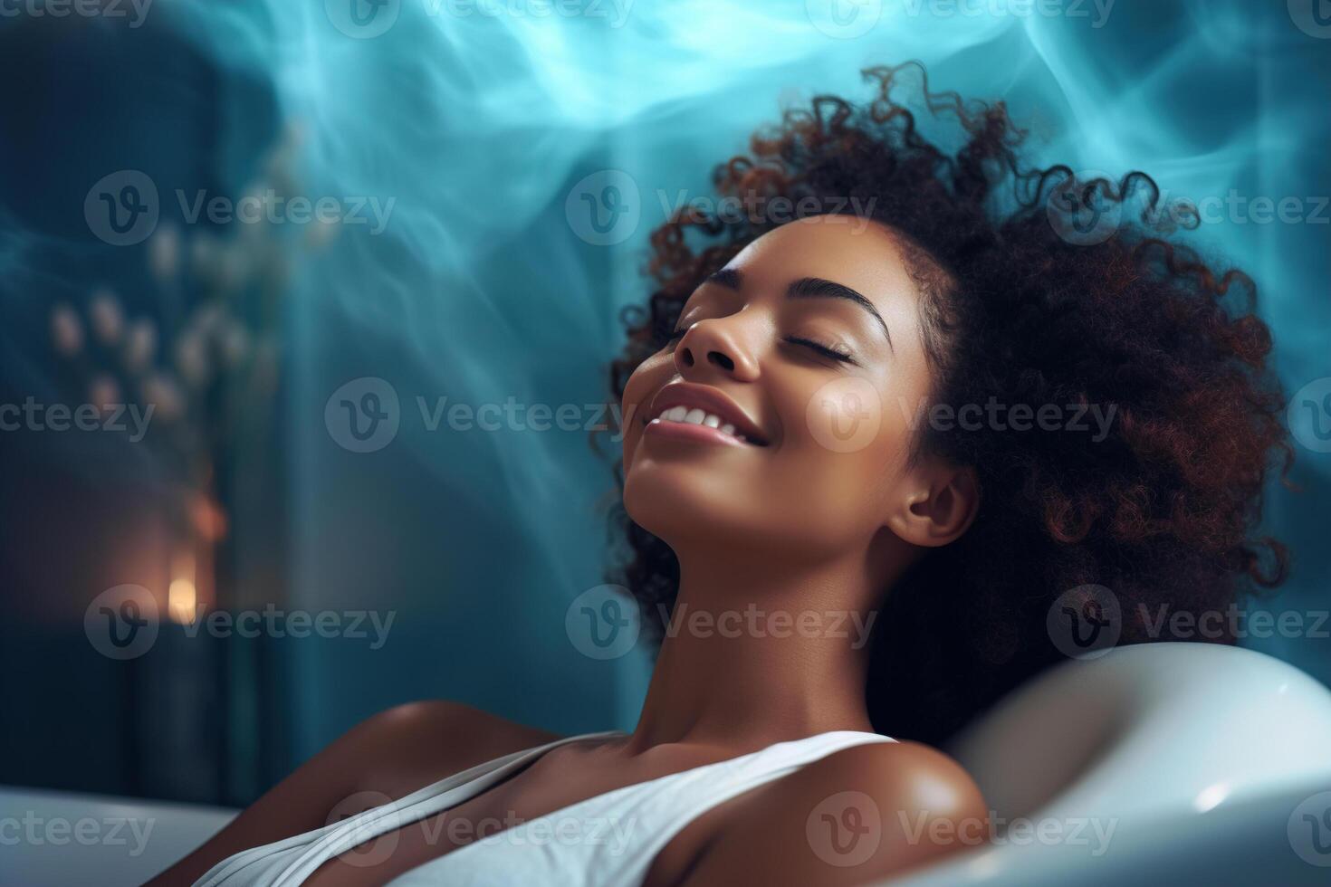 ai generado spa terapia, De las mujeres relajación concepto. joven hermosa africano americano mujer sonriente con cerrado ojos acostado en aromático bañera adentro foto