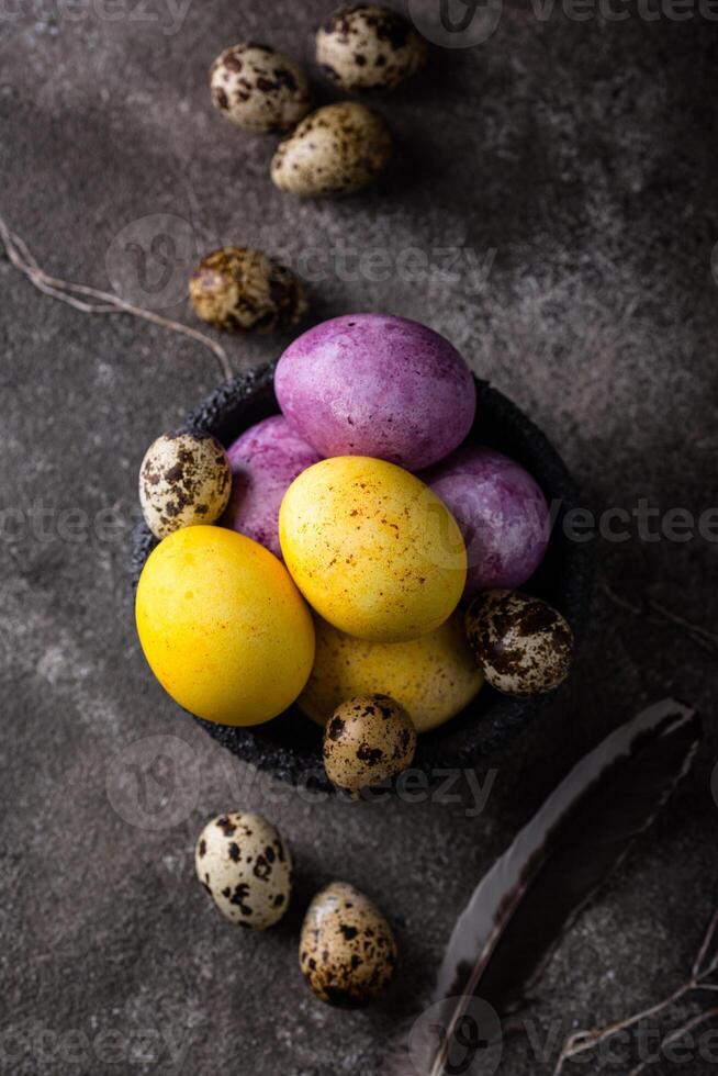 Pascua de Resurrección huevos pintado con natural colorante foto